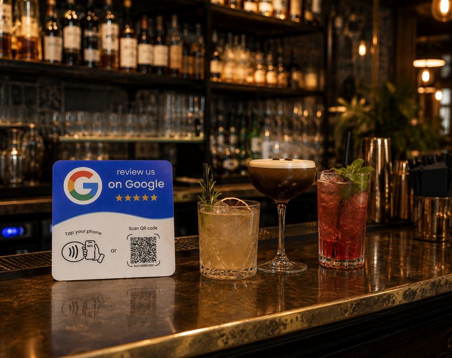 NFC reviewkaart op de bar naast cocktails