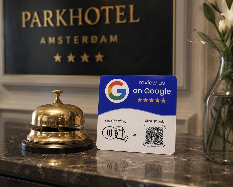 NFC reviewkaart naast de bel op de balie van een hotel